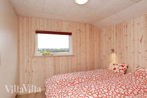 Soveværelserne er lyse og indbydende og indrettet med boxmadrasser og indbygningsskabe