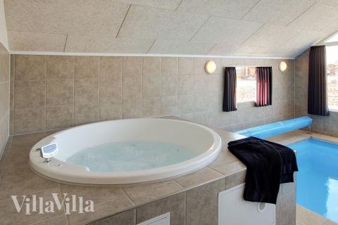 Efter en begivenhedsrig dag kan der slappes af i husets elegante spabad