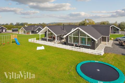 Dette flotte luksushus nær Skåstrup Strand og Bogense er indrettet med flotte møbler og fine arkitektoniske detaljer