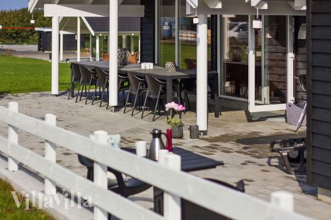 Der kan grilles, solbades og hygges på husets store og delvist overdækkede terrasse