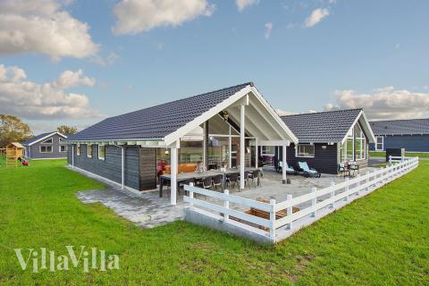 Flot sommerhus nr. 317 med god plads til op til 14 personer