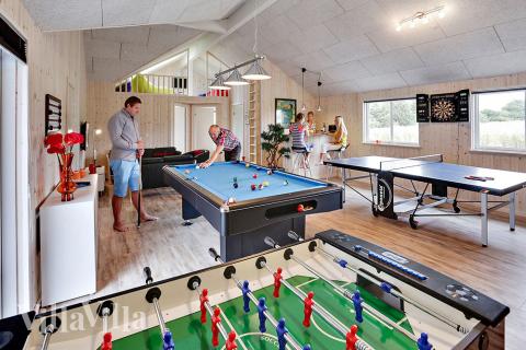 Tag et spil billard eller slå din ven i bordtennis, mens de andre gæster spiller dart eller bordfodbold