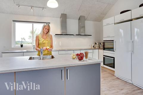 I det stilfuldt indrettede køkken er der plads til alle kokke og køkkenskrivere