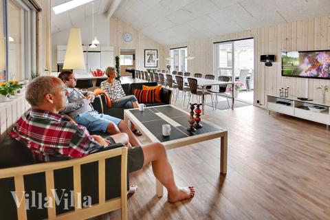 Luksushuset er indrettet med moderne møbler, der gør jeres ferie komfortabel