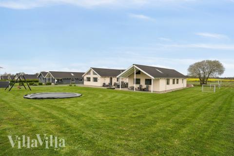 I det attraktive aktivitesrum i luksushus nr. 318 i Fyn og øer  er der masser af udendørs aktiviteter, f.eks. legetårn og gynge