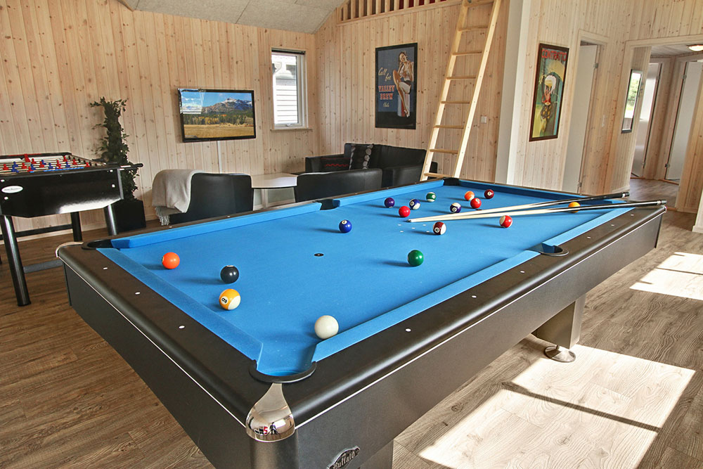 Billard, bordtennis, bordfodbold, dart og spille-konsoler – dette luksussommerhus har det hele.