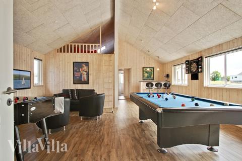 Stort og rummeligt aktivitetsrum med plads til leg og sjov. Her er sørget for underholdning.