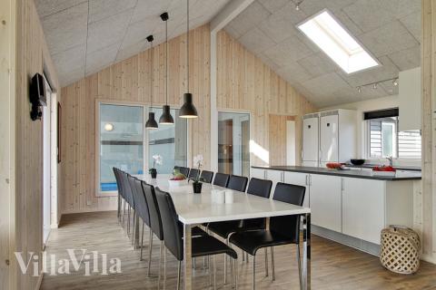 Stort spisebord med plads til alle sommerhusgæster.