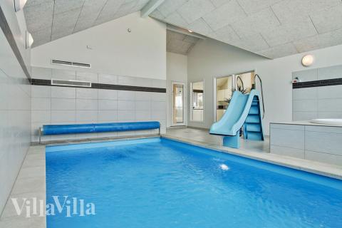 Dette luksushus er indrettet med eksklusivt poolområde, hvor der kan svømmes og leges. 