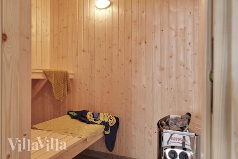 Få varmen i husets lækre sauna, mens du drømmer om sommer.