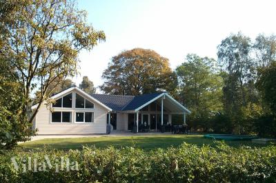 Handicapvenligt sommerhus ved Dronningmølle med plads til 16 personer, pool og mange andre aktiviteter som f.eks. billard og dart