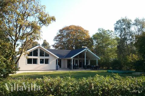 Handicapvenligt sommerhus ved Dronningmølle med plads til 16 personer, pool og mange andre aktiviteter som f.eks. billard og dart