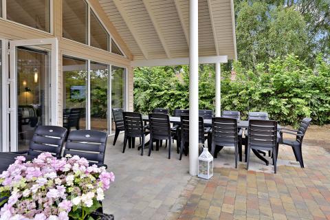 Luksushus nr. 321 har en dejlig terrasse med gode havemøbler til 16 personer.