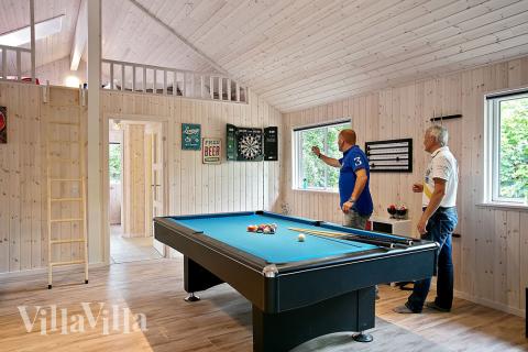 Luksushus 321 til 16 personer byder på et stort aktivitetsrum med bl.a. billard og dart