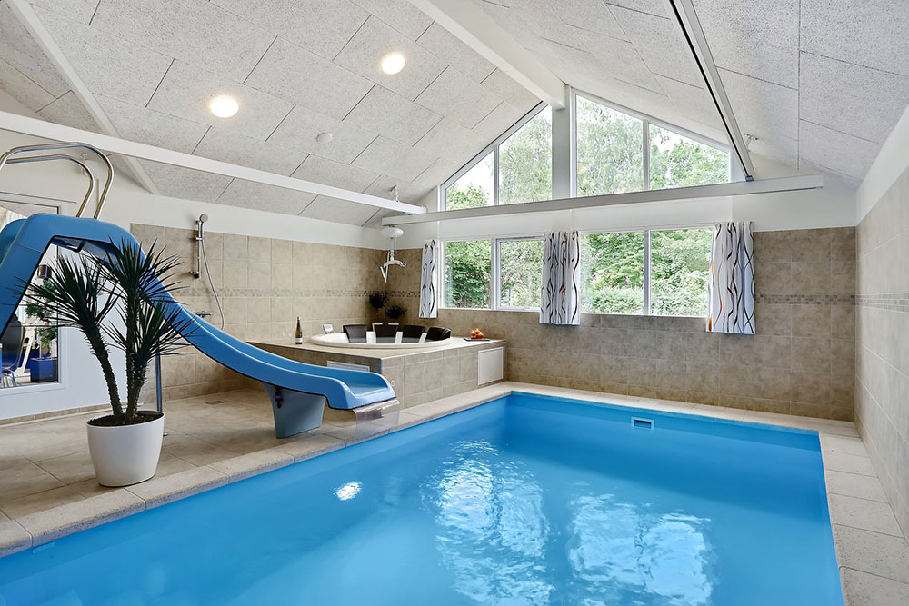 Sommerhus 321 er indrettet med en lækker poolafdeling med vandrutsjebane, dejlig stor indbygget spabad og sauna