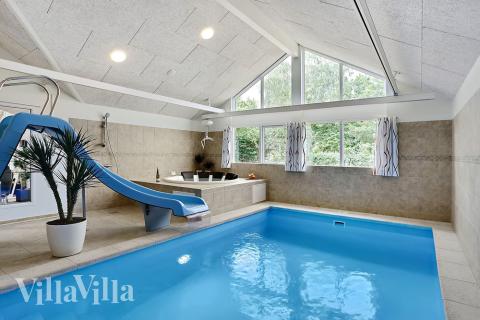 Sommerhus 321 er indrettet med en lækker poolafdeling med vandrutsjebane, dejlig stor indbygget spabad og sauna