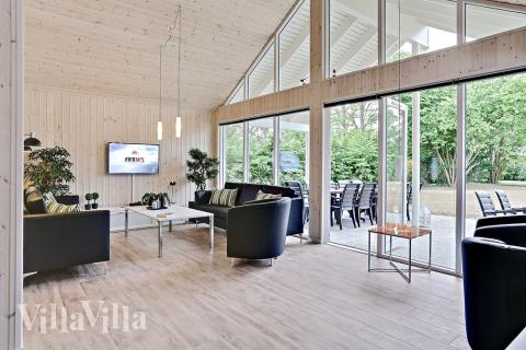 Det store lyse opholdrum i luksushus nr. 321 til 16.