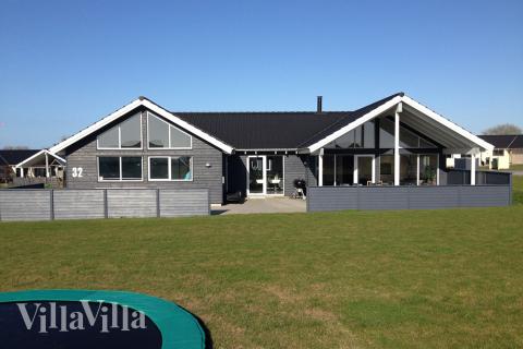 Dejligt Luksus sommerhus på Nordfyn, der er fyldt med luksus som pool, spabad, sauna, billard, dart, bordtennis og meget mere