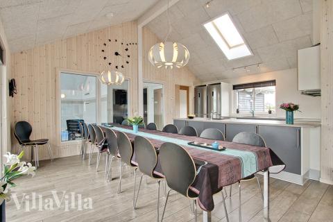 Det store lyse opholdrum i luksushus nr. 322 til 18.