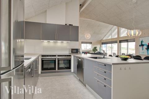 Køkkenet i luksushus nr. 322 er udstyrret, så I let kan lave mad til 18 personer.