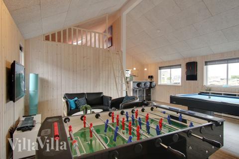 Luksushus 322 til 18 personer byder på et stort aktivitetsrum med bl.a. billard og dart