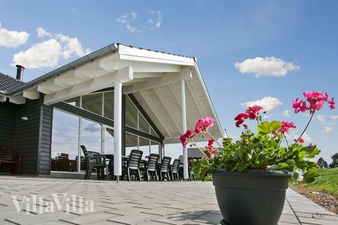 Nyd en grillaften på terrassen i luksushus nr. 322 i Fyn og øer