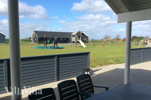 I det attraktive aktivitesrum i luksushus nr. 322 i Fyn og øer  er der masser af udendørs aktiviteter, f.eks. legetårn og gynge