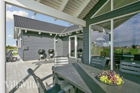 Luksushus nr. 322 har en dejlig terrasse med gode havemøbler til 18 personer.