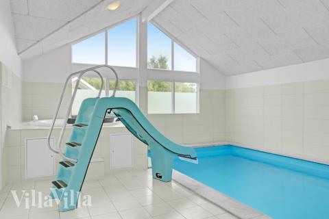 Den lækre pool i luksushuse nr. 323 til 16 personer