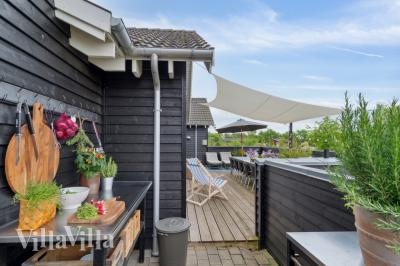 Luksushus nr. 323 har en dejlig terrasse med gode havemøbler til 16 personer.