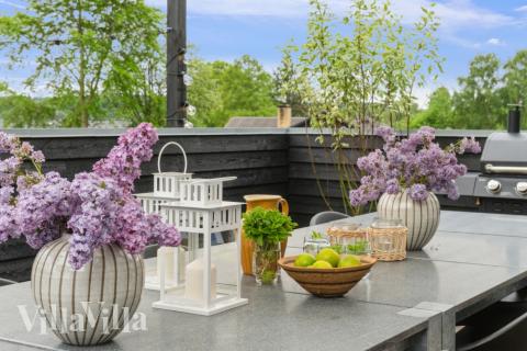 På terrassen i sommerhus nr. 323 er der plads til 16 personer.