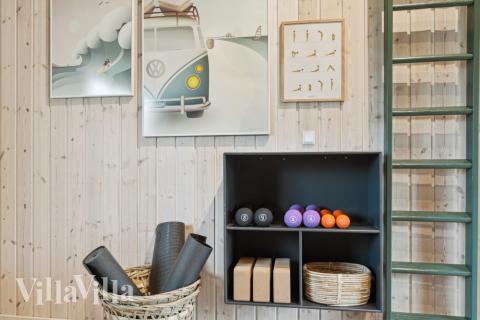 Dyst i sommerhusets aktivitetsrum, når I besøger luksushus nr. 323 i Nordsjælland.