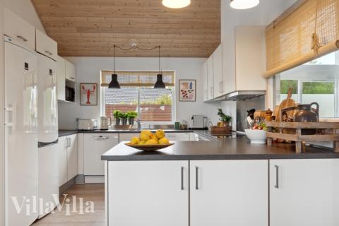 Køkkenet i luksushus nr. 323 er udstyrret, så I let kan lave mad til 16 personer.