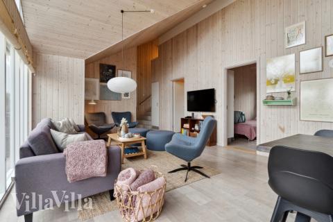 Der er mulighed for hygge i sommerhusets sofaarrangement, når I besøger luksushus nr. 323