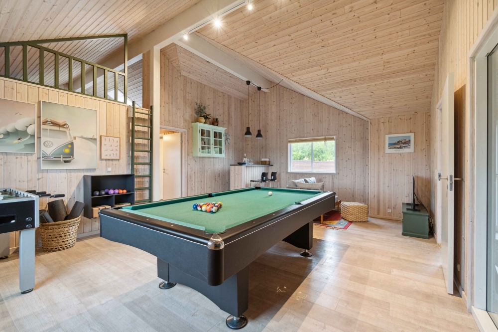 Ud over de mange timer, man kan bruge i husets pool-afdeling, så byder luksushus 323 også på billard/bordtennis og dart