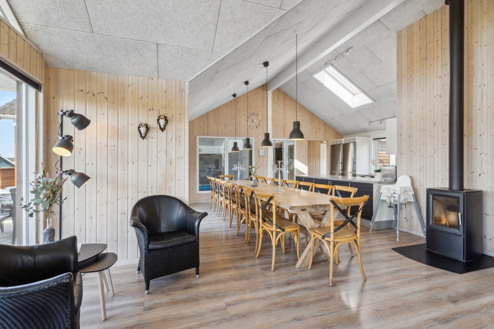 Det store lyse opholdrum i luksushus nr. 324 til 18.