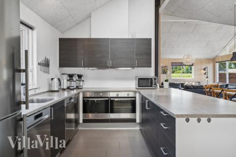 Køkkenet i luksushus nr. 324 er udstyrret, så I let kan lave mad til 18 personer.