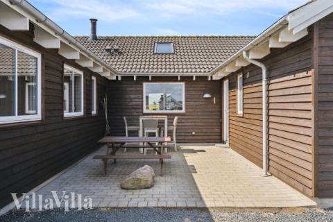 På terrassen i sommerhus nr. 324 er der plads til 18 personer.