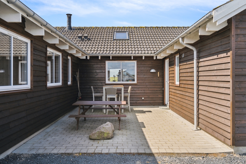 På terrassen i sommerhus nr. 324 er der plads til 18 personer.