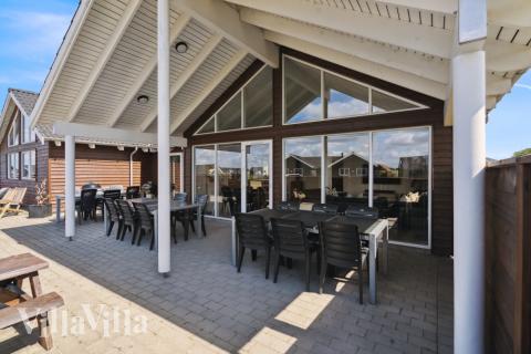 Luksushus nr. 324 har en dejlig terrasse med gode havemøbler til 18 personer.