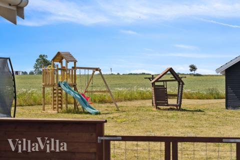 I det attraktive aktivitesrum i luksushus nr. 324 i Fyn og øer  er der masser af udendørs aktiviteter, f.eks. legetårn og gynge