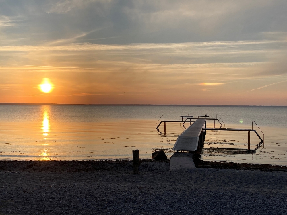 Stranden nær luksushus nr. 324 i Fyn og øer indbyder til en gåtur.