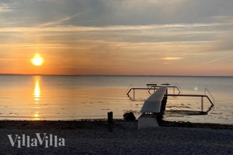 Stranden nær luksushus nr. 324 i Fyn og øer indbyder til en gåtur.