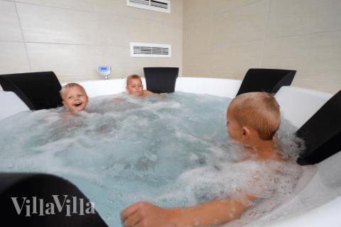 Nyd varmen i spaen i luksushus nr. 327 i Fyn og øer