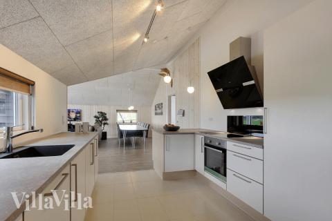 Køkkenet i luksushus nr. 327 er udstyrret, så I let kan lave mad til 14 personer.