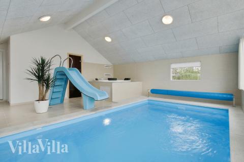 Sommerhus 327 er indrettet med en lækker poolafdeling med vandrutsjebane, dejlig stor indbygget spabad og sauna