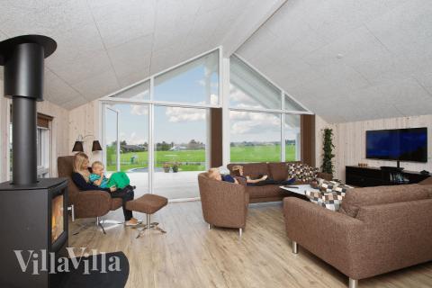 Sofaen i luksushus 327 i Fyn og øer indbyder til brætspil eller at se en film sammen.