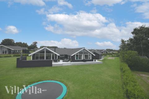 Dette skønne poolhus nr. 327 med plads til 14 personer ligger i Fyn og øer