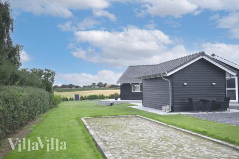 Flot sommerhus nr. 327 med god plads til op til 14 personer