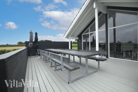 Luksushus nr. 327 har en dejlig terrasse med gode havemøbler til 14 personer.